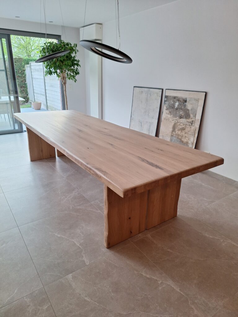 Detail van de houtnerf van een boom-tafel van notelaar bij Henry's House.