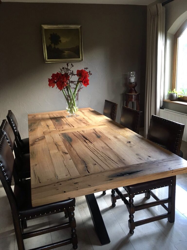 Maatwerk kast van ecologisch notelaar hout met natuurlijke olie afwerking.