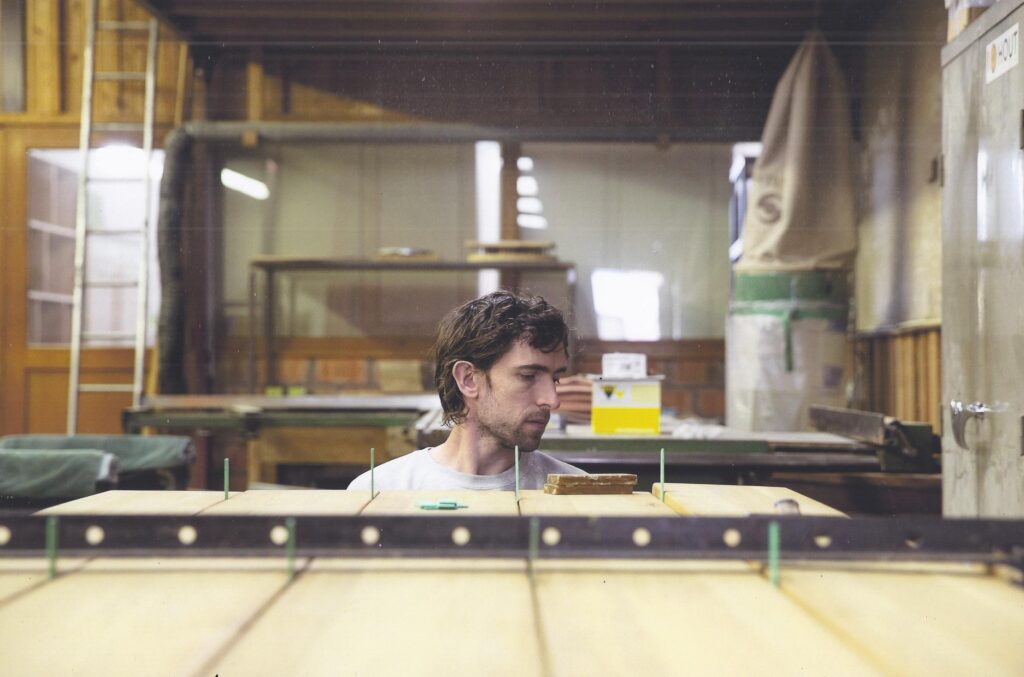 Ambachtelijke meubelmaker aan het werk in de meubelmakerij van Henry's House regio Antwerpen.