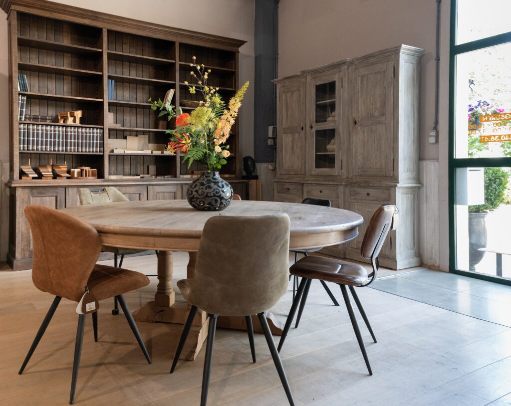 Exclusief handgemaakt houten meubel, ontworpen in onze meubelmakerij voor klanten in Antwerpen.